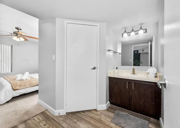 Luxury Retreat Pool Gym Wifi Apartment *